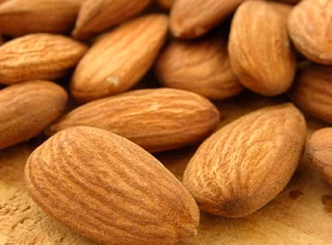 Ăn những chất béo có lợi. Hẳn bạn đã nghe không ít lần điều này, “chất béo là bạn của cơ thể” nhưng nhắc lại vẫn không thừa chút nào. Chất béo tạo ra hiệu ứng thỏa mãn cơ thể, từ đó làm giảm đi cơn thèm đường và các chất tinh bột. Vì thế, bạn nên tìm những chất béo có lợi trong quả bơ, dầu ô-liu và cá để vừa cung cấp lượng chất béo cần thiết vừa không khiến cơ thể béo lên.