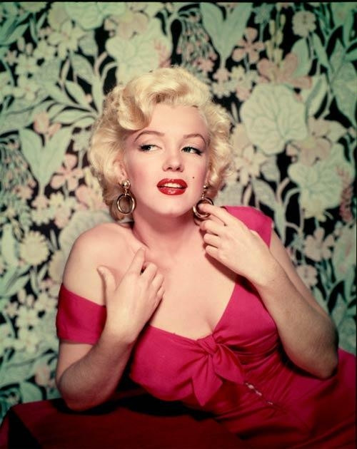 1950: Marilyn Monroe. Nhắc tới biểu tượng sắc đẹp của những năm 50, hiếm ai có thể quên hình ảnh của cô đào Marilyn Monroe với khuôn ngực căng đầy, làn da trắng hồng, mái tóc bạch kim bồng bềnh, cặp môi đỏ kiêu sa và nốt ruồi duyên dưới má trái.