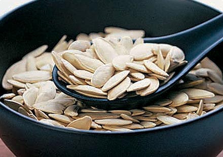 Hạt bí ngô chữa sán, giun kim, giun móc. Bóc hết vỏ cứng của hạt bí ngô, để nguyên màng xanh ở trong. Người lớn dùng 100 g nhân giã nhỏ trong cối, có thể dùng 50-60 ml nước để tráng sạch cối, thêm vào 50-100 g mật hay xirô hoặc đường và trộn đều. Bệnh nhân dùng thuốc vào lúc đói, uống hết cả liều này trong vòng 1 giờ, nằm nghỉ.