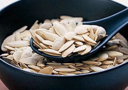 Hạt bí ngô chữa sán, giun kim, giun móc. Bóc hết vỏ cứng của hạt bí ngô, để nguyên màng xanh ở trong. Người lớn dùng 100 g nhân giã nhỏ trong cối, có thể dùng 50-60 ml nước để tráng sạch cối, thêm vào 50-100 g mật hay xirô hoặc đường và trộn đều. Bệnh nhân dùng thuốc vào lúc đói, uống hết cả liều này trong vòng 1 giờ, nằm nghỉ.