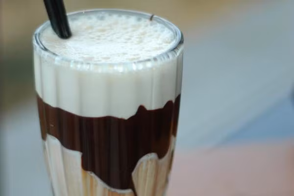 Pha sữa với socola. Socola và sữa không phải là ‘đôi lứa xứng đôi’ như các mẹ vẫn nghĩ. Trong sữa chứa hàm lượng protein và canxi rất phong phú, còn socola có axit oxalic. Nếu các thành phần này kết hợp với nhau sẽ tạo thành calcium oxalate không hòa tan. Đây là hợp chất gây cản trở quá trình hấp thụ canxi của cơ thể, gây tiêu chảy hoặc chậm phát triển.