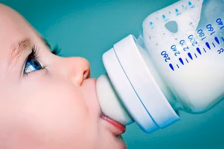 Không tiệt trùng bình sữa và núm ti. Tất cả bình sữa, núm ti và những dụng cụ dùng để pha sữa khác đều phải được tiệt trùng ít nhất một lần khi mới bắt đầu sử dụng. Từ sau đó, mẹ có thể sửa với nước rửa bình chuyên dụng và tráng lại bằng nước sôi. Đó là khuyến cáo chung của tất cả các hãng sản xuất bình sữa và đồ dùng trẻ em.