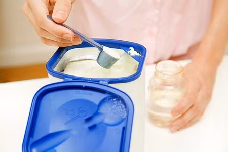 Pha sữa quá đặc. Nhiều bà mẹ quan niệm rằng, cho trẻ uống sữa càng đặc càng tốt. Tuy nhiên, theo các chuyên gia dinh dưỡng, nếu cho trẻ thường xuyên uống sữa quá đặc sẽ gây đau bụng, táo bón, ăn uống không ngon hoặc thậm chí cự tuyệt thức ăn… Đặc biệt, một số trẻ còn bị viêm ruột non xuất huyết cấp tính.