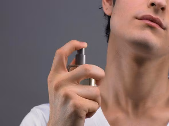 Hương nước hoa quá đậm. Một mùi nước hoa quá đậm có thể trở thành thảm họa. Một mùi hương thoang thoảng chỉ người bên cạnh mới cảm nhận được sẽ hấp dẫn hơn nhiều. Chỉ cần xịt nước hoa hai hoặc ba lần vào phía trong cổ tay và phía sau tai là hương thơm đã đủ để lưu luyến bạn cả ngày rồi.