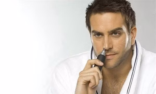 Không chú ý cắt tỉa lông ở tai và mũi. Một số người có lông mũi và tai mọc quá dài, gây mất thẩm mỹ, mà gương mặt lại là "mặt tiền" quan trọng trong mọi tình huống, từ nghề nghiệp cho đến hẹn hò. Lông ở những vùng này rất quan trọng trong việc chống bụi và giữ cho cơ thể khỏe mạnh, nhưng chúng cũng gây không ít phiền toái cho chủ nhân nếu chúng phát triển hơi quá. Một cây nhíp nhỏ sẽ giúp bạn giải quyết chúng.