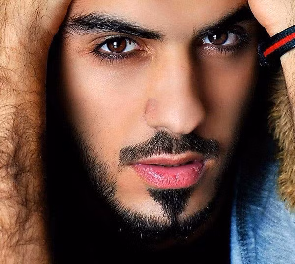 Để râu bờm xờm. Nếu không muốn mình trông như tội phạm bị truy nã, tốt nhất bạn đừng để râu quai nón mà không chăm sóc nó. Chú ý giữ râu tóc sạch sẽ, thường xuyên cắt tỉa để chúng ôm vừa vặn hàm dưới, tạo vẻ gọn gàng mà lại không tốn nhiều công sức. Nếu bạn là người bận rộn, không nhiều thời gian thì không nên "kết bạn" với kiểu râu này.