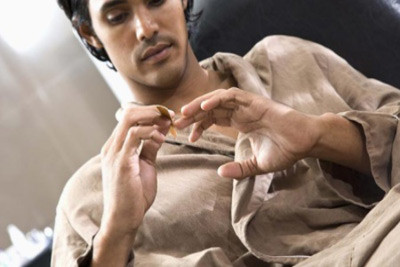 Móng tay dài, bẩn. Mọi người sẽ nghĩ sao nếu bạn có vẻ ngoài lịch lãm mà móng tay chân lại cáu bẩn? Đừng nghĩ là đàn ông thì không cần quan tâm đến chi tiết nhỏ này. Móng tay luôn cần được cắt ngắn nhưng đừng bao giờ ngắn đến mức lộ nền móng tay, vì chúng có thể làm bạn đau đấy. Đồng thời, điều trị các bệnh về móng và chăm sóc chúng mỗi 4-6 tuần.