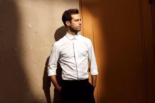 Mặc lại quần áo bẩn. Nam giới thường không để tâm và chăm lo cho cuộc sống của mình, đặc biệt là khi còn độc thân, do vậy việc họ không giặt quần áo mà mặc đi mặc lại nhiều lần có thể là tác nhân gây ngứa ngáy, dị ứng trên cơ thể.