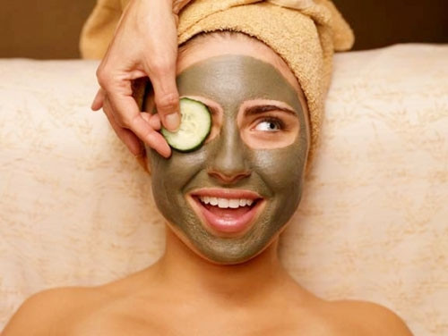 Không sử dụng mặt nạ cho mắt. Độ dày của da ở mắt chỉ bằng 1/4 da thường, vì vậy da mắt càng cần phải được chăm sóc kỹ càng. Ngoài việc tránh một số mặt nạ chứa thành phần gây kích ứng da ở vùng mắt, bạn nên lựa chọn các loại mặt nạ giàu độ ẩm, có tác dụng chống nhăn để đắp lên vùng da quanh mắt mỗi tuần 1 - 2 lần kết hợp dùng kem dưỡng da vùng mắt.