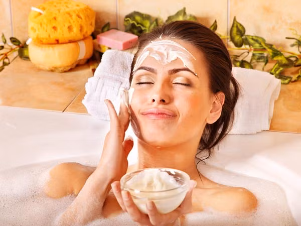 Vừa tắm vừa đắp. Vừa tắm vừa đắp mặt nạ là cách thông minh để tiết kiệm thời gian nhưng không phải loại mặt nạ nào cũng thích hợp. Với cách đắp này, chỉ có mặt nạ hoa quả là hiệu quả nhất, còn mặt nạ chế biến sẵn đắp trực tiếp lên mặt thì không nên dùng, bởi hơi nước sẽ ngăn cản dưỡng chất từ mặt nạ tiếp xúc với da, ảnh hưởng đến hiệu quả của mặt nạ.