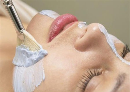 Đắp mặt nạ khi chưa làm sạch da. Hầu hết các chị em đi làm về tranh thủ buổi trưa nghỉ ngơi rồi đắp mặt luôn. Thói quen này là tốt nhưng các chị nhớ phải rửa mặt thật sạch trước và sau khi đắp mặt. Đây là một trong những nguyên tắc cần thiết phải thực hiện. Việc đắp mặt nạ trong lúc da bẩn không chỉ ảnh hưởng đến mức độ thẩm thấu mà còn khiến vi khuẩn trên bề mặt có điều kiện tấn công da trong môi trường ẩm ướt.