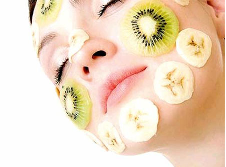 Mặt nạ tự nhiên luôn tốt nhất. Rất nhiều chị em tự làm mặt nạ bằng các loại quả, củ. Đây là cách vừa đơn giản vừa tiết kiệm nhưng thực chất hiệu quả của chúng hạn chế. Có thể khi vừa đắp mặt nạ xong, bạn thấy hiệu quả ngay nhưng đến ngày hôm sau thì da lại trở về trạng thái cũ. Nguyên nhân, do thành phần mặt nạ này hoàn toàn tự nhiên, chưa được xử lý nên mức độ hấp thụ của da không cao.