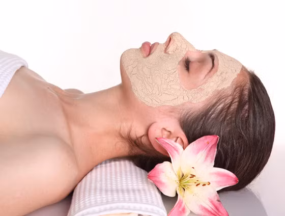 Để mặt nạ quá lâu trên da. Có một thói quen của nhiều chị em là đắp mặt nạ nằm xem phim, đọc truyện, đọc báo thậm chí là ngủ. Những việc làm này sẽ khiến bạn bị phân tán tư tưởng, quên mất thời gian phải bỏ mặt nạ đi. Điều này sẽ trở thành điểm ‘tiêu cực’ cho làn da của bạn. Việc lưu giữ quá lâu dưỡng chất trên da sẽ không làm tăng hiệu quả mà còn làm da bị bưng bít, thiếu oxy. Ngoài ra, khi mặt nạ để lâu khô đi, da cũng bị mất nước theo.