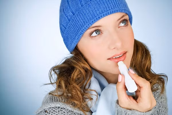 Tốt nhất không dùng son môi, nếu sử dụng, bạn phải lau sạch son trước khi uống nước, để tránh không cho các chất độc hại thông qua đường miệng vào trong cơ thể mẹ.