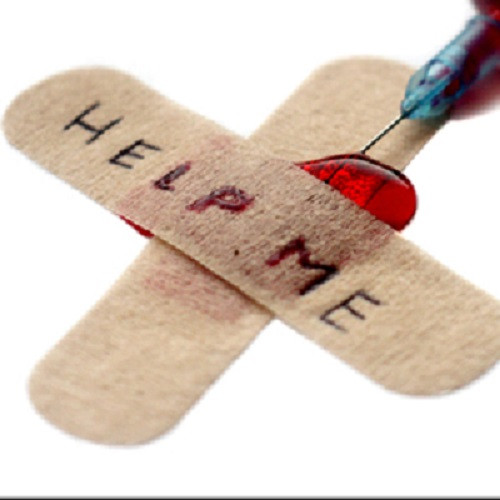 Nó sử dụng một chiếc màng giả (được làm từ chất Albumin) và đặt vào âm đạo. Vá màng trinh thực chất là nhờ đến những thủ thuật dao kéo để “làm liền lại” màng trinh đã bị rách từ trước.