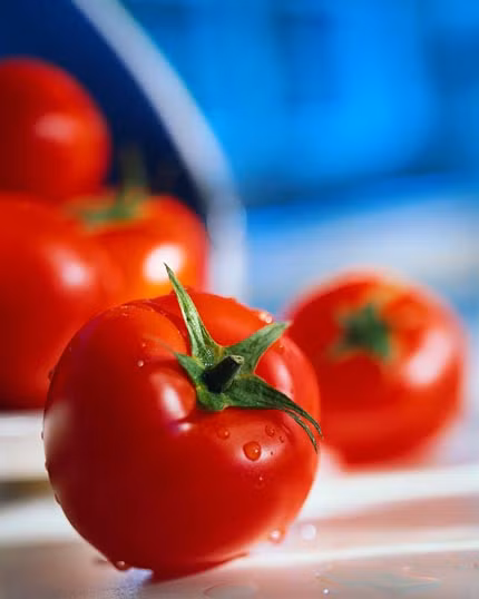 Cà chua. Đây là loại quả có công hiệu trừ nám tốt, vitamin C trong cà chua giúp hạn chế việc hình thành các sắc tố gây đen da, ăn cà chua giúp ngăn ngừa sự sự lão hóa da. Một cốc nước ép cà chua mỗi ngày pha thêm chút dầu gan cá sẽ khiến cho da của chị em trở nên sáng hồng, hoặc dùng cà chua đắp mặt nạ trong khoảng 15 đến 20 phút cũng có công hiệu trị nám hiệu quả.