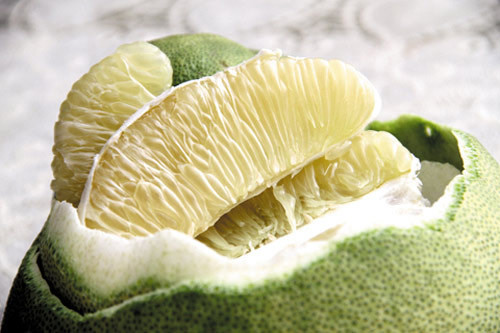 Bưởi. Các nhà khoa học đã coi bưởi như một “thần dược” vừa có tác dụng chữa bệnh lại làm đẹp da. Thành phần bưởi chứa lượng vitamin A và C dồi dào, tăng sức đề kháng, giữ nước và làm căng mọng làn da.