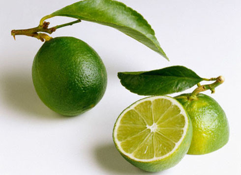 Chanh. Chanh có khả năng chống ô-xy hóa cao với hàm lượng axít citric cao, giúp ngăn ngừa các sắc tố làm sạm da, giúp làm sạch da và tẩy những tế bào chết, đồng thời triệt bỏ được những vết nám. Ngoài ra tắm chanh hàng ngày còn mang lại cho chị em một làn da mịn màng và mềm mại.