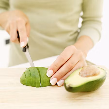 Bơ. Quả bơ rất giàu vitamin E, A, D nhất là vitamin E nên bơ là loại quả luôn được ưu ái dùng cho các sản phẩm và công thức làm đẹp. Hầu hết các kết quả nghiên cứu đều cho thấy, vitamin E có tác dụng bảo vệ các axit chống lại sự oxy hóa, nhờ đó làm chậm quá trình lão hóa của tế bào giúp làn da tươi sáng và căng hơn. Vì thế trong mùa khô, khi làn da bạn bị khô hay nứt nẻ, hãy nhớ đến việc đăp mặt nạ bơ hay đơn giản là uống sinh tố bơ để bổ sung vitamin và làm đẹp cho làn da.