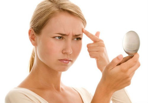 Trang điểm gây ra mụn trứng cá. Trang điểm không hoàn toàn gây ra mụn trứng cá, mà chính xác hơn là không tẩy trang sạch sẽ sau khi trang điểm mới có thể gây mụn. Hiện nay, thị trường xuất hiện nhiều dòng mỹ phẩm trang điểm được chiết xuất từ thiên nhiên, không gây kích ứng da, thân thiện với môi trường và an toàn cho da. Thậm chí, một số sản phẩm trang điểm còn có chứa salicylic acid giúp ngăn ngừa mụn xuất hiện.