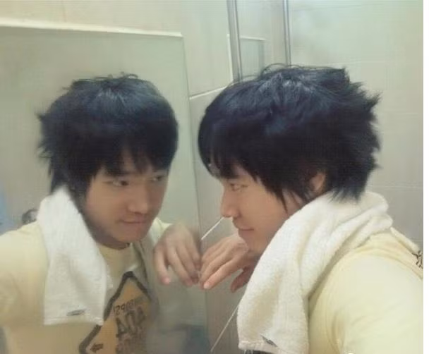 Nhưng ít ai biết rằng, trước kia chàng trai này cũng chỉ có dung mạo bên ngoại không được ưa nhìn cho lắm.