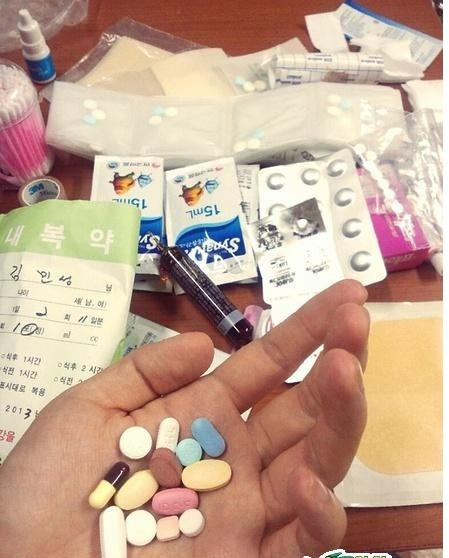 Đơn thuốc và tất cả các loại thuốc chàng trai này phải uống sau khi phẫu thuật làm đẹp.