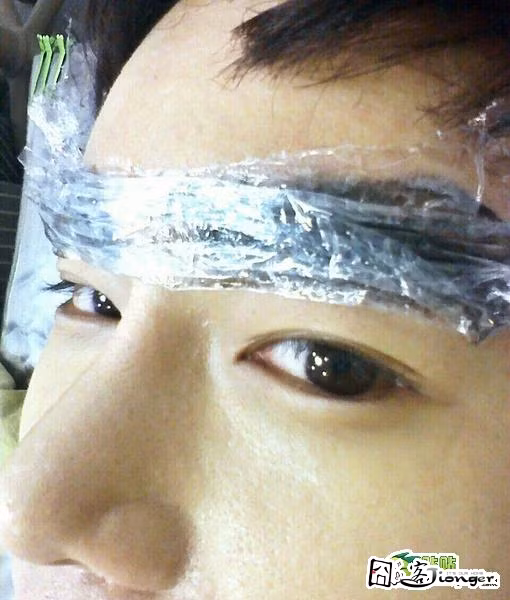 Kể cả lông mày cũng được chỉnh sửa theo đường nét sao cho khuôn mặt thanh thoát.