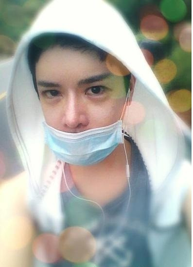 Để chờ cho vết thương sau tiểu phẫu hồi phục, chàng trai này luôn phải che mặt bằng khẩu trang khi đi bất cứ đâu.