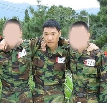 Đôi mắt một mí, chiếc mũi to, khuôn mặt to khiến cho khuôn mặt chàng trai này không có nét gì đặc biệt.