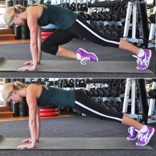 Bước 3: Bài tập hít đất nâng chân. Đặt người ở tư thế hít đất: mặt đối diện thảm, hai tay chống vuông góc và chân rộng bằng hông. Cố gắng giữ thẳng lưng và hông, nâng đầu gối trái lên gần phía cánh tay phải. Bạn không cần thiết phải để đầu gối chạm hẳn vào tay. Lặp lại với đầu gối phải và cánh tay trái. Tập động tác trong vòng 30 giây rồi tiếp tục dành 30 giây để nhảy dây.