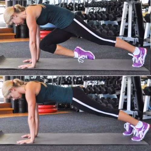 Bước 3: Bài tập hít đất nâng chân. Đặt người ở tư thế hít đất: mặt đối diện thảm, hai tay chống vuông góc và chân rộng bằng hông. Cố gắng giữ thẳng lưng và hông, nâng đầu gối trái lên gần phía cánh tay phải. Bạn không cần thiết phải để đầu gối chạm hẳn vào tay. Lặp lại với đầu gối phải và cánh tay trái. Tập động tác trong vòng 30 giây rồi tiếp tục dành 30 giây để nhảy dây.