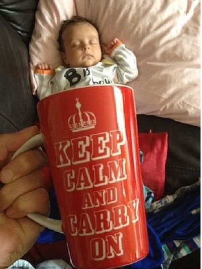 Cùng với khẩu hiệu trên chiếc cốc gốm, các cặp cha mẹ sáng tạo còn sử dụng cốc in thông điệp như "Keep Calm and Carry On" và "I love you”...