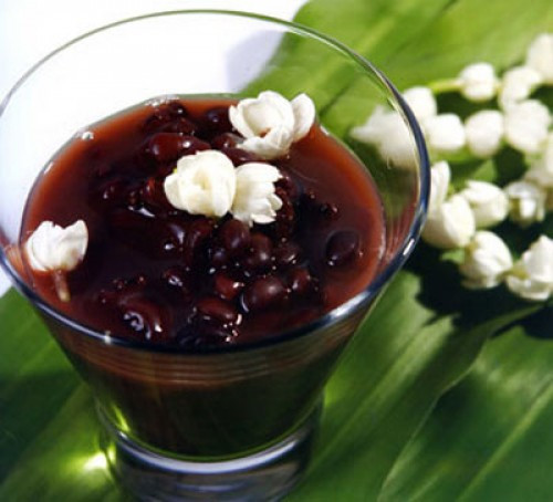 Uống nước đậu đen ngâm giấm. Dùng nước đậu đen rang chắc hạt rồi ngâm cùng giấm ăn trong 3 đến 5 ngày, sau đó là dùng 4 đến 5 thìa canh đậu đen 30 phút trước bữa ăn là cách mà phụ nữ Nhật sử dụng để giảm cân. Với phương pháp này, bạn có thể giảm từ 6 – 8kg trong 2 tháng.