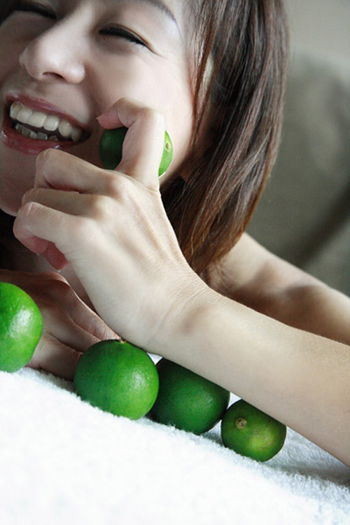 Tắm với nước chanh. Hòa nước chanh vào nước tắm với lượng thích hợp để tắm. Vitamin C trong chanh sẽ kích thích các mao mạch trên da, da bạn sẽ vừa hồng hào, vừa trắng sáng.