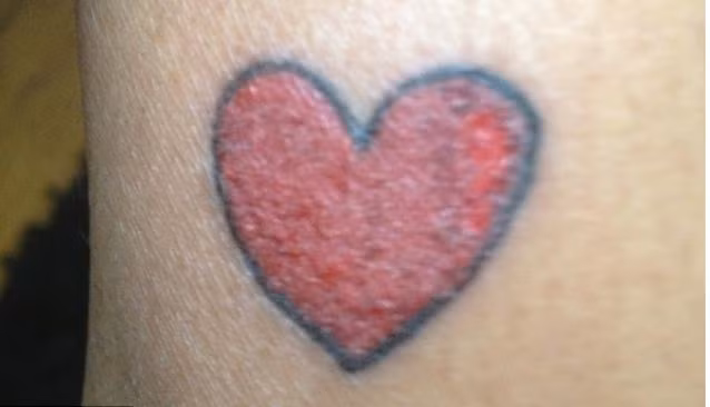 Đây là ảnh hình xăm ban đầu trên chân cô sau khi vừa xăm xong.