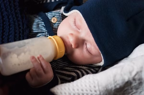 Cẩn thận với virus mùa đông. Hệ thống miễn dịch của bé còn chưa trưởng thành. Trời lạnh làm giảm hệ miễn dịch của bé. Hơn nữa, trong mùa đông, virus gây bệnh sinh sôi nhiều hơn bao giờ hết. Sự kết hợp các yếu tố trên càng làm bé dễ bị nhiễm bệnh hơn.