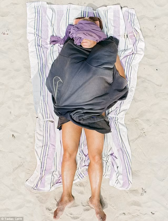 Trong lúc vô thức, ngủ khi tắm nắng cũng phải đắp chăn và che mắt.