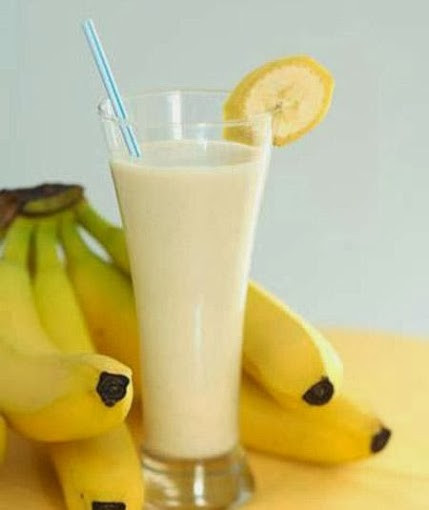 Chuối. Chuối là nguồn thực phẩm rất thông dụng và bổ dưỡng cho sức khỏe không những thế chuối còn giúp bé ngủ ngon hơn. Bởi vì trong chuối có hai chất melatonin và serotonin có khả năng điều chỉnh chu kỳ giấc ngủ của bé. Ngoài ra, magiê trong chuối là chất giúp cơ thể thư giãn, dễ đi sâu vào giấc ngủ.