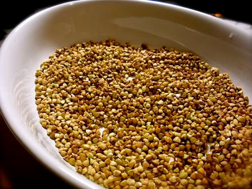 Hạt kê. Hạt kê chứa rất nhiều melatonin - chất có tác dụng trấn tĩnh tinh thần và gây buồn ngủ cho bé. Bên cạnh lúa mỳ, ngô, đậu tương, kiều mạch... thì hạt kê chứa hàm lượng tryptophan phong phú nhất. Vì thế, cháo kê chính là một món ăn mà nhiều chị em lựa chọn để cho bé có được một giấc ngủ ngon.