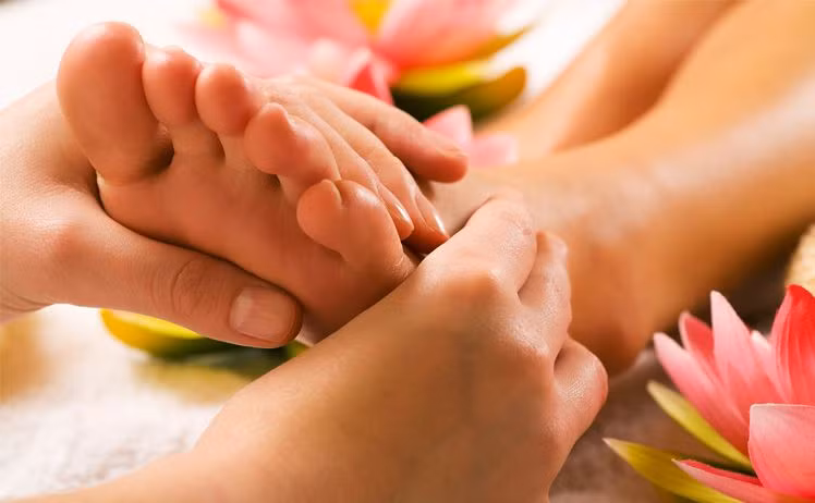 Bàn chân khô nứt. Đôi bàn chân thô nhám sẽ chỉ làm bạn thêm mất điểm trong mắt người bạn đời. Tốt nhất bạn nên cố gắng thực hiện liệu pháp làm mềm da chân sau đây hàng tuần: Ngâm chân vào nước ấm có chút xà bông trong khoảng 15 phút, sau đó lấy đá kì đánh nhẹ lòng bàn chân. Để bàn chân mềm, hết nứt nẻ, bạn thoa nhiều thuốc mỡ lên gót và bàn chân, rồi mang vớ cotton vào và đi ngủ. Sáng hôm sau thức dậy bạn sẽ cảm thấy ngay sự khác biệt kì diệu.