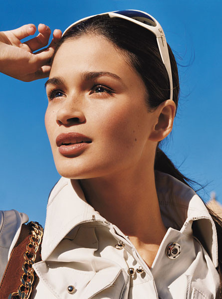 Không thoa kem chống nắng. Chuyên gia da liễu cho biết: “Trong mùa đông, các tia tử ngoại mặt trời vẫn tiếp tục hoạt động, và da bạn vẫn phải tiếp tục hấp thụ chúng và dần dần bị phá hủy theo thời gian”. Để giúp việc bảo vệ da khỏi ánh nắng mặt trời đơn giản hơn, bạn hãy chọn một loại kem dưỡng ẩm ban ngày có chứa thành phần chống nắng phổ rộng (chống cả tia UVA và UVB) với chỉ số SPF ít nhất là 30.