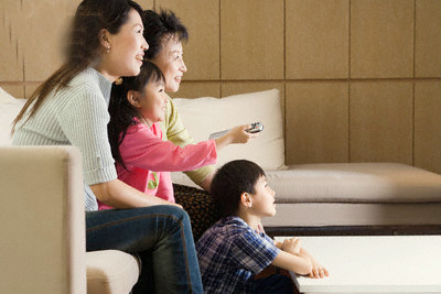 Ảnh hưởng của phim ảnh và loại hình giải trí thời hiện đại khiến hormone sinh dục xuất hiện sớm, nhất là những trẻ em thường xuyên tiếp xúc với văn hóa phim ảnh, đặc biệt là những phim tình cảm có “cảnh nóng” dành cho người lớn hoặc những trò chơi bạo lực nguy hiểm.