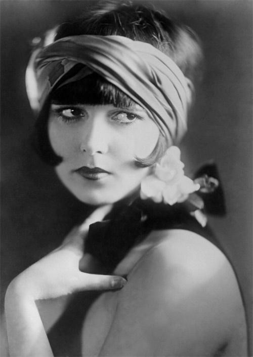 1920: Louise Brooks. Ngây thơ, trong sáng và tươi vui, vẻ đẹp của Louise Brooks khiến tim chúng ta phải nhảy múa rộn ràng như thứ nhạc được ưa chuộng bậc nhất thời bấy giờ, đó là nhạc Jazz. Cô đào xinh xắn này cũng được coi là người khởi đầu trào lưu cắt tóc Bob ngắn ôm gọn khuôn mặt.