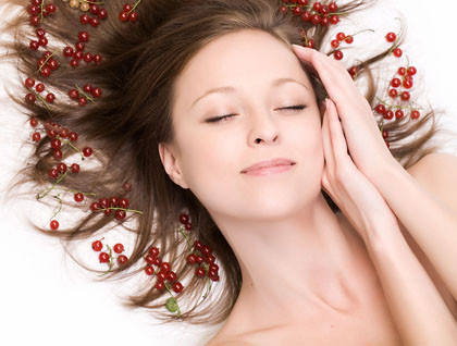 Giảm căng thẳng và thư giãn. Tình trạng căng thẳng quá mức và việc sử dụng một vài loại thuốc có thể khiến tóc chậm mọc. Tuy nhiên, không thể ngừng dùng thuốc khi cần thiết chỉ vì lo tóc chậm mọc hơn. Còn nếu bạn đang căng thằng và stress quá mức, hãy cố gắng giảm thiểu tình trạng đó càng sớm càng tốt bằng cách nghỉ ngơi, thư giãn. Việc đó không chỉ tốt cho mái tóc mà còn tốt cho sức khỏe của bạn.