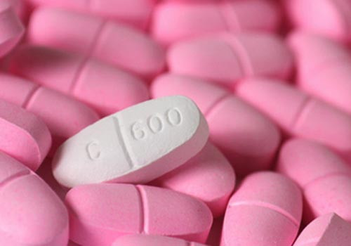 Canxi đóng vai trò quan trọng trong việc xây dựng xương răng cho bé từ trong bào thai. Vì vậy, để chăm sóc thai nhi tốt nhất, bà mẹ cần bổ sung canxi đầy đủ. Hàm lượng hợp lý/ngày: khoảng 1200mg, tiêu thụ ít nhất bốn trong số những thực phẩm sau: 24g sữa tách kem, 1 bát rau lá xanh đậm (rau sống, súp lơ xanh, cải xoăn), 100g cá mòi (hay cá hồi) đóng hộp, 3/4 cốc phômai, 1 bát sữa chua.