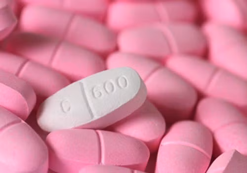 Canxi đóng vai trò quan trọng trong việc xây dựng xương răng cho bé từ trong bào thai. Vì vậy, để chăm sóc thai nhi tốt nhất, bà mẹ cần bổ sung canxi đầy đủ. Hàm lượng hợp lý/ngày: khoảng 1200mg, tiêu thụ ít nhất bốn trong số những thực phẩm sau: 24g sữa tách kem, 1 bát rau lá xanh đậm (rau sống, súp lơ xanh, cải xoăn), 100g cá mòi (hay cá hồi) đóng hộp, 3/4 cốc phômai, 1 bát sữa chua.