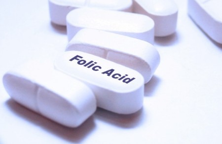 Acid folic. Axit folic giữ vai trò hình thành tế bào hồng cầu và giúp đảm bảo một hệ thần kinh khỏe mạnh cho trẻ. Do đó, cho con ăn thực phẩm cho chứa acid folic có thể giúp bé thông minh, tránh những nguy cơ dị tật ống thần kinh và bệnh tự kỉ. Các loại rau xanh đậm, súp lơ, các loại đỗ, ngũ cốc, cam, bơ, cà chua đều chưa hàm lượng acid folic cao.