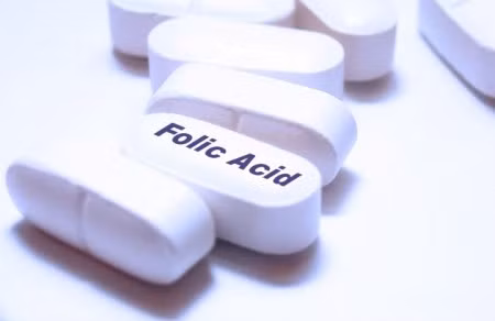 Acid folic. Axit folic giữ vai trò hình thành tế bào hồng cầu và giúp đảm bảo một hệ thần kinh khỏe mạnh cho trẻ. Do đó, cho con ăn thực phẩm cho chứa acid folic có thể giúp bé thông minh, tránh những nguy cơ dị tật ống thần kinh và bệnh tự kỉ. Các loại rau xanh đậm, súp lơ, các loại đỗ, ngũ cốc, cam, bơ, cà chua đều chưa hàm lượng acid folic cao.