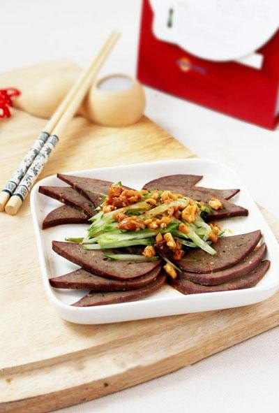 Choline. Choline là một trong các chất dinh dưỡng thiết yếu giúp não bộ của trẻ phát triển bình thường. Ngoài ra, choline còn giúp thúc đẩy quá trình trao đổi chất béo trong cơ thể, bảo đảm chức năng vận động cơ và khả năng ghi nhớ của trẻ. Mẹ có thể cung cấp cho trẻ choline thông qua các thực phẩm như sữa, trứng, gan, lạc.