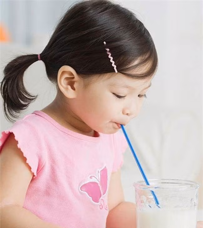 Vitamin D. Vitamin D giúp điều hòa và chuyển hóa lượng canxi trong cơ thể, giúp củng cố phát triển hệ xương- răng khỏe mạnh. Đó là lý do vì sao thuốc bổ sung canxi cho trẻ nhỏ luôn có thêm thành phần Vitamin D. Những trẻ sinh non, thiếu tháng rất dễ đối mặt với nguy cơ thiếu vitamin D dẫn đến vàng da sinh lý. Một trong những cách bổ sung vitamin D tự nhiên hiệu quả là cho trẻ tắm nắng hàng ngày trước 9h sáng.